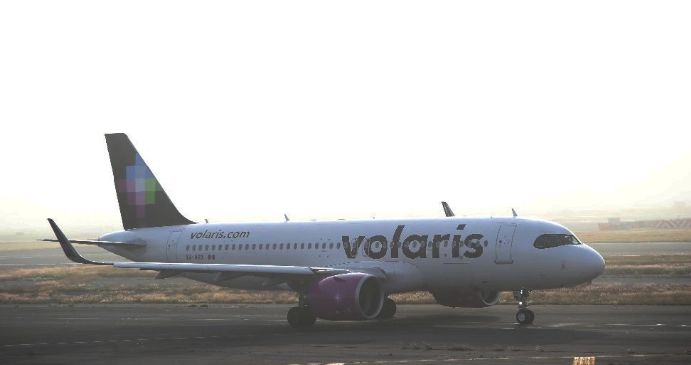 Luego del intento de secuestro, el vuelo de Volaris llegó a su destino en el aeropuerto de Tijuana. Foto La Jornada 