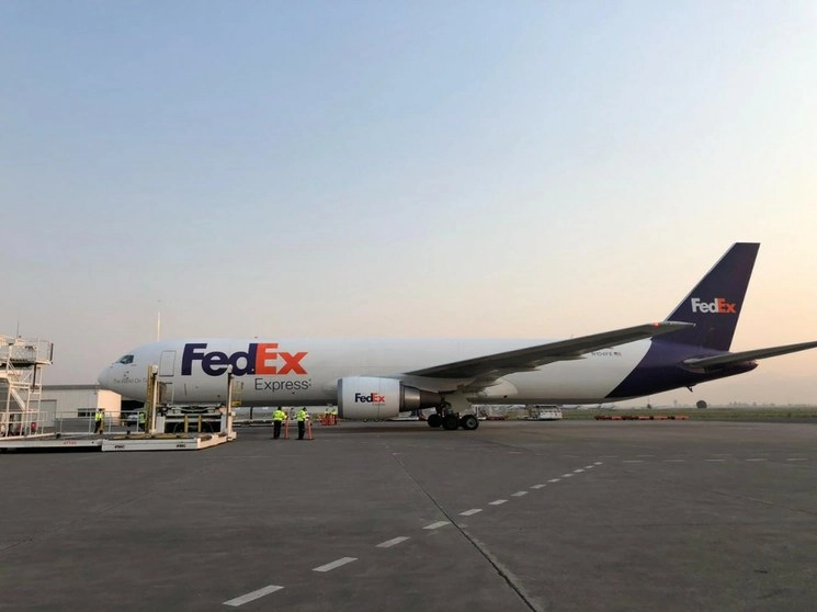 La aeronave Boeing 767, con matrícula N104FE llegó a las 7:39 horas del 28 de mayo con una carga de 50 ventiladores médicos provenientes de Reno, Nevada. Foto Israel Dávila
