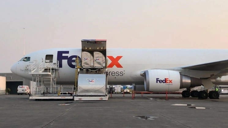 Avión de la empresa FedEx llega al Aeropuerto Internacional de Toluca con insumos médicos para atender a pacientes con Covid-19. Foto Israel Dávila 