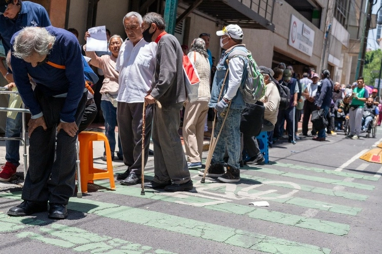 Adultos mayores en espera de su registro para apoyos sociales. Foto Pablo Ramos/ archivo