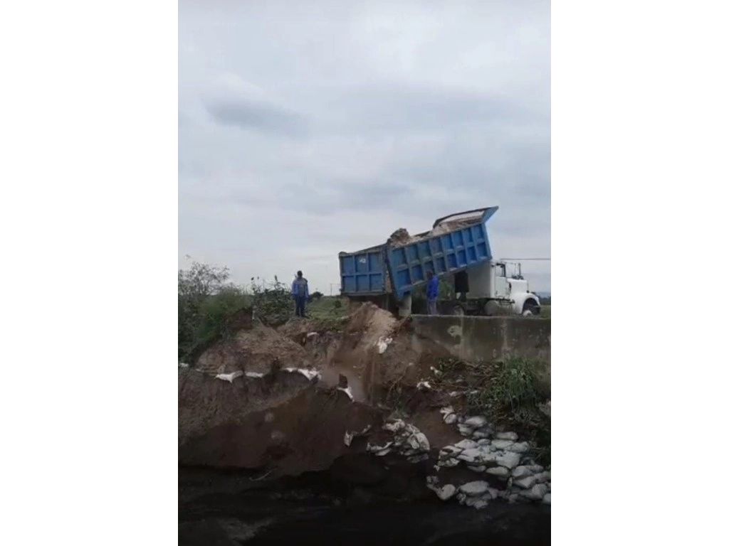 Campesinos que siembran en terrenos áridos de la laguna de Zumpango, estado de México, arrojaron tierra al embalse para impedir el ingreso de agua. Foto tomada de la página de Facebook de Te Quiero Zitlaltepec 