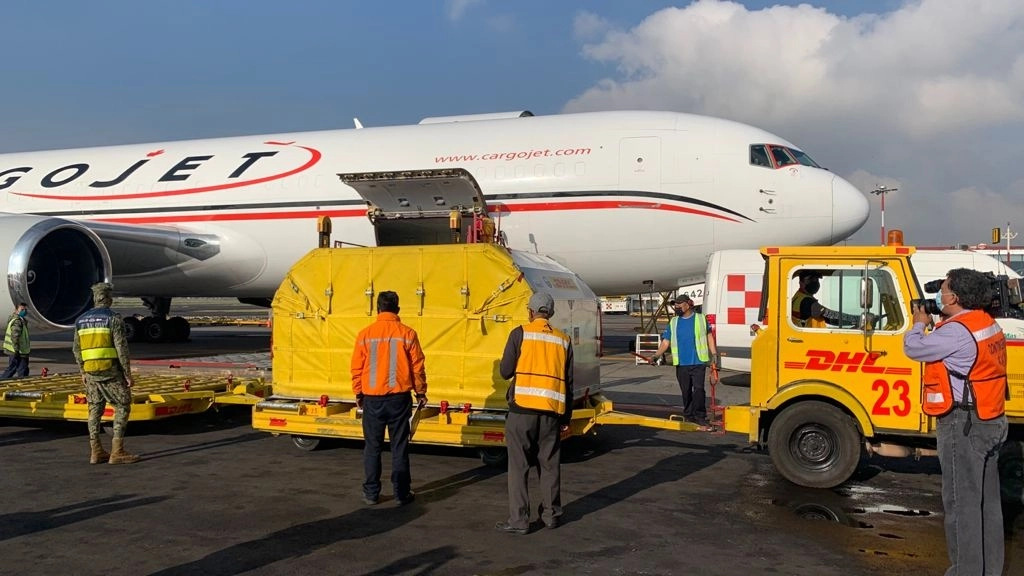El director de Birmex, Pedro Zenteno, recibió en el Aeropuerto Internacional de la Ciudad de México un embarque con 408 mil 330 vacunas contra el Covid-19 de la farmacéutica Pfizer, el 27 de julio de 2021. Foto José Antonio López