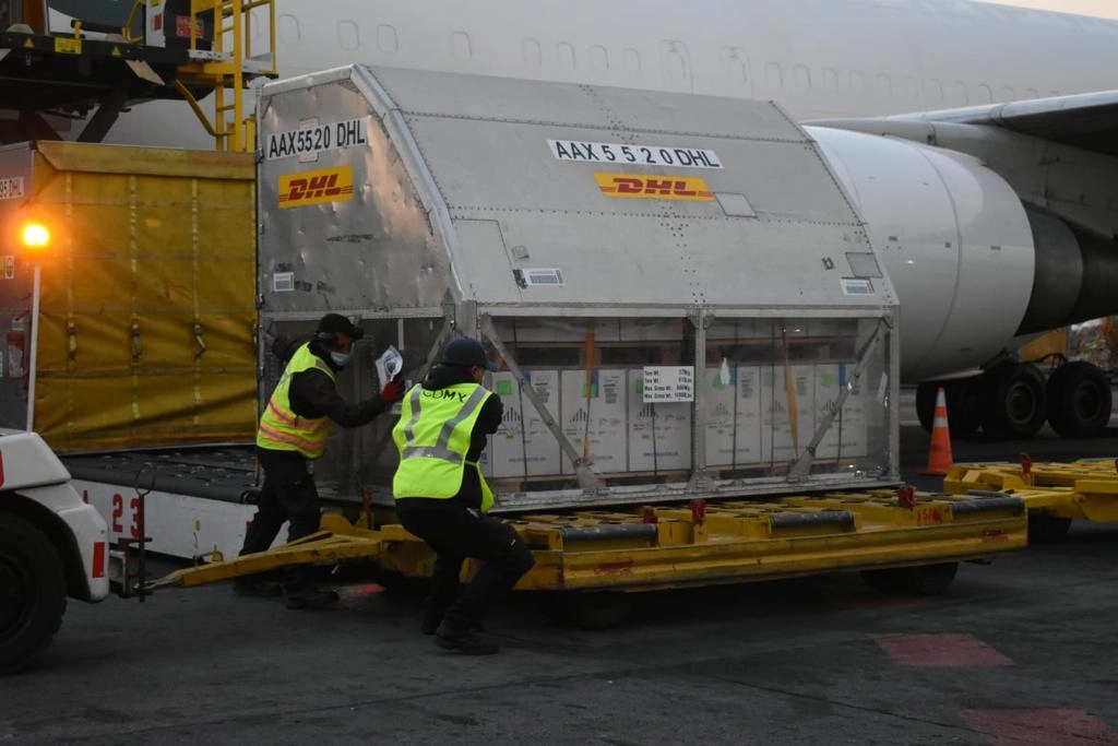 Es el cuarto lote de vacunas pediátricas de Pfizer-BioNTech contra el covid-19 que llega al Aeropuerto Internacional de la Ciudad de México. Foto cortesía Secretaría de Salud 