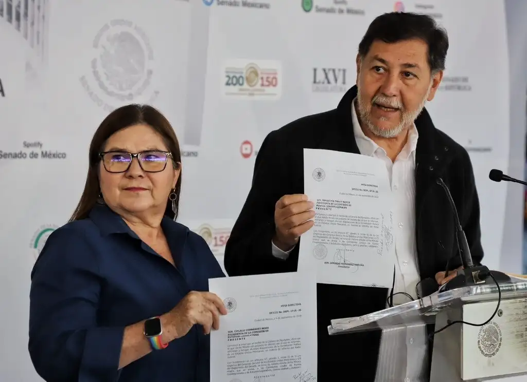 Los senadores Gerardo Fernández Noroña e Imelda Castro muestran el documento que recibieron de la Cámara de Diputados, en el que se aprueba la reforma judicial, en la Cámara del Senado, en la Ciudad de México, el 4 de septiembre de 2024. Foto Marco Peláez
