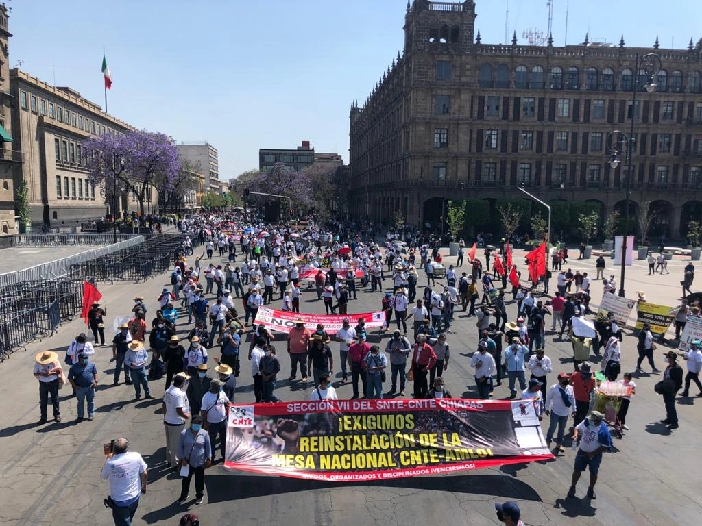 Arribo de la caravana de la CNTE al Zócalo capitalino, el 24 de marzo de 2021. Foto Roberto García Ortiz




