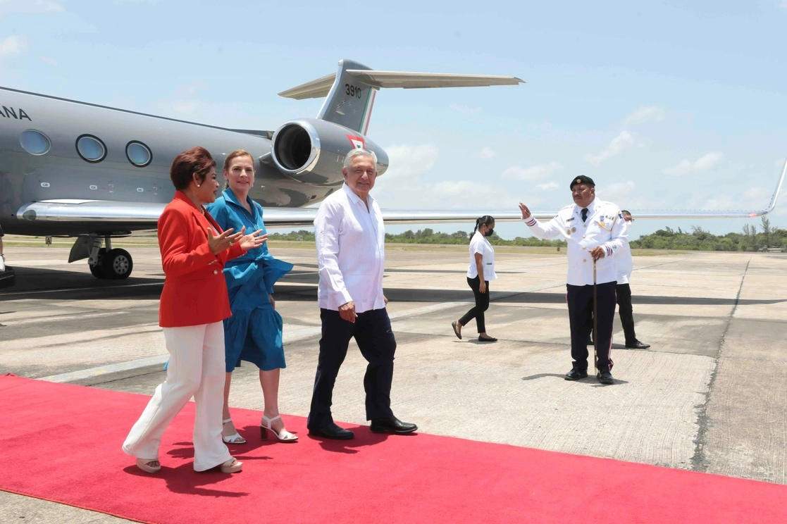 El presidente Andrés Manuel López Obrador llegó a Belice, dentro de la gira que lleva a cabo por naciones de Centroamérica y el Caribe. Foto Presidencia