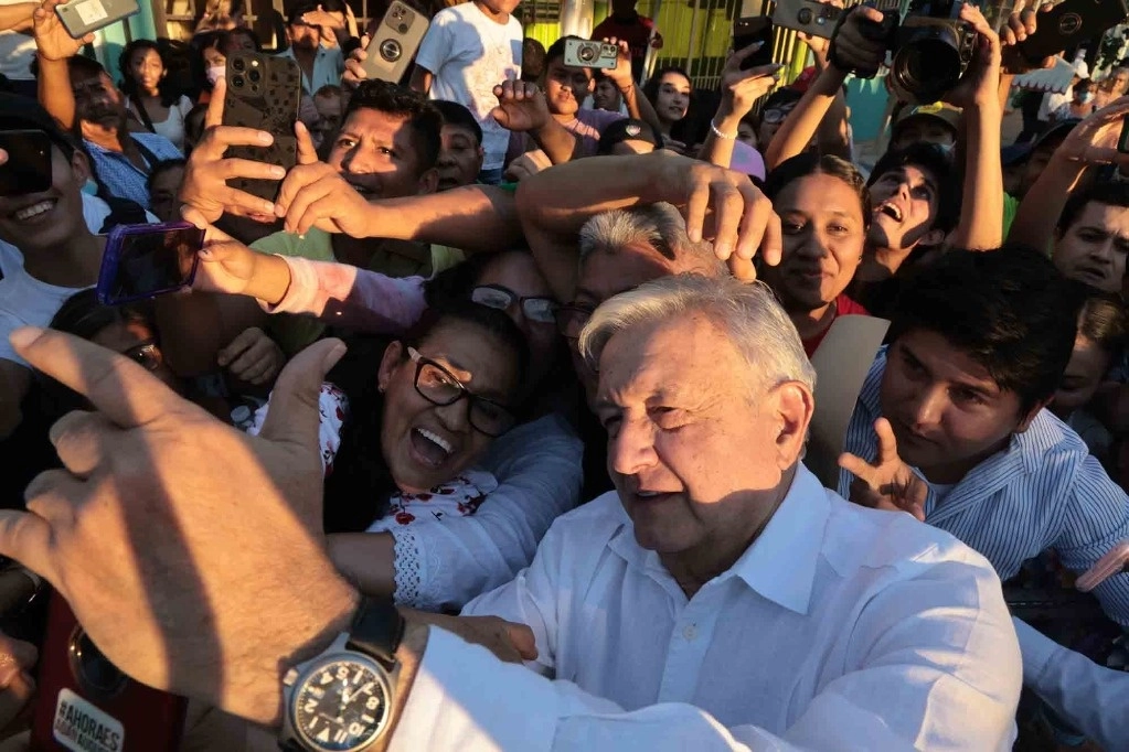 El presidente Andrés Manuel López Obrador llegó a Oaxaca como parte de su gira de trabajo del fin de semana. Foto Presidencia