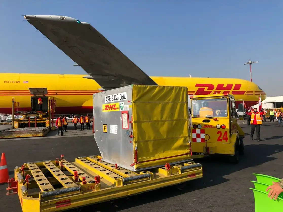 El primer lote de vacunas contra Covid-19 llegó al país a bordo de un avión de DHL, el cual aterrizó en el Aeropuerto Internacional de la Ciudad de México, el 23 de diciembre de 2020. Foto Luis Castillo