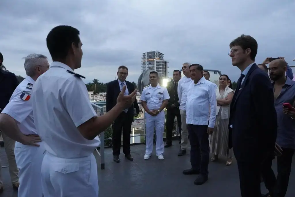 Personal de la armada francesa dialoga con miembros de la Semar durante su arribo a Puerto Vallarta. Foto La Jornada