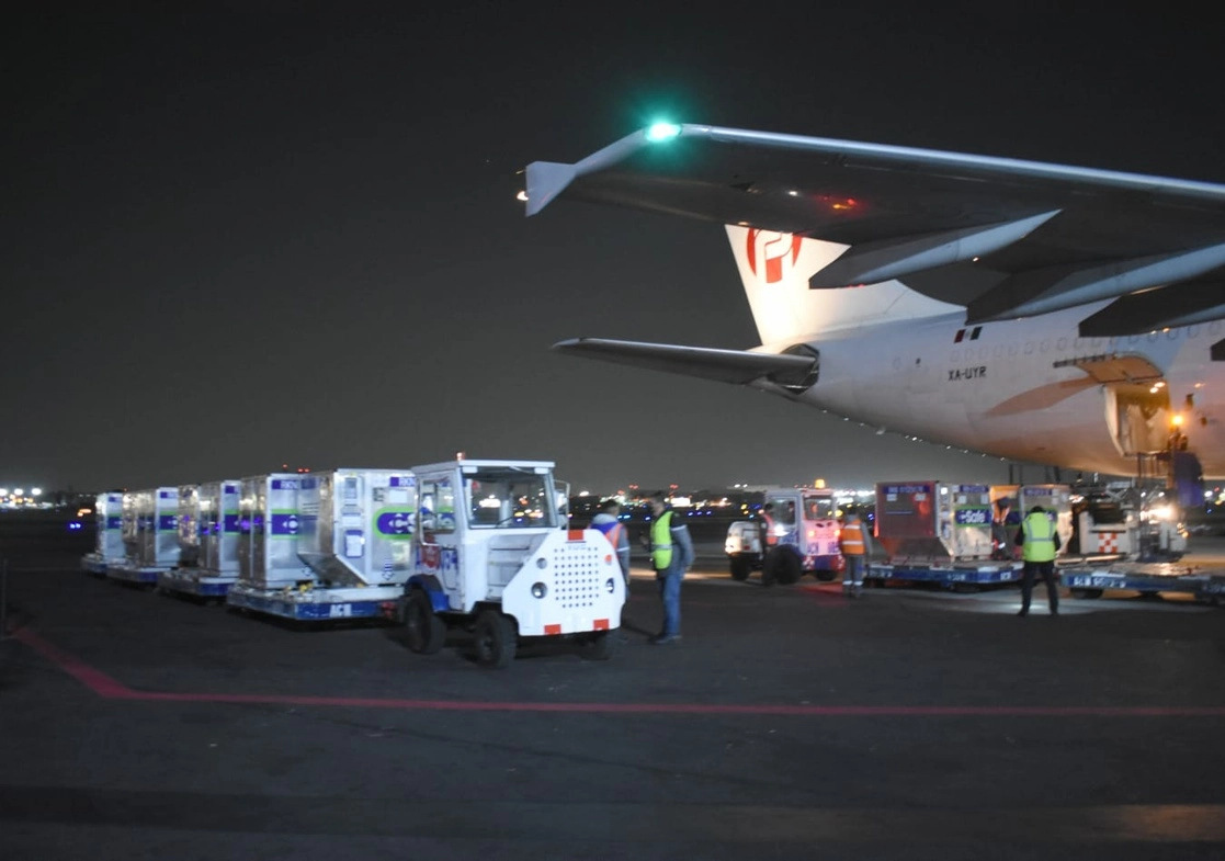 Desembarco de un lote con un millón 884 mil 100 vacunas de AstraZeneca al Aeropuerto Internacional de la Ciudad de México durante la madrugada de este lunes 6 de diciembre de 2021. Foto tomada del Twitter de @SSalud_mx