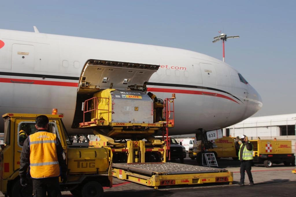 Un lote con 590 mil 850 vacunas contra el Covid-19 de Pfizer arribó al Aeropuerto Internacional de la Ciudad de México, el 28 de diciembre de 2021. Foto cortesía de la Secretaría de Salud 