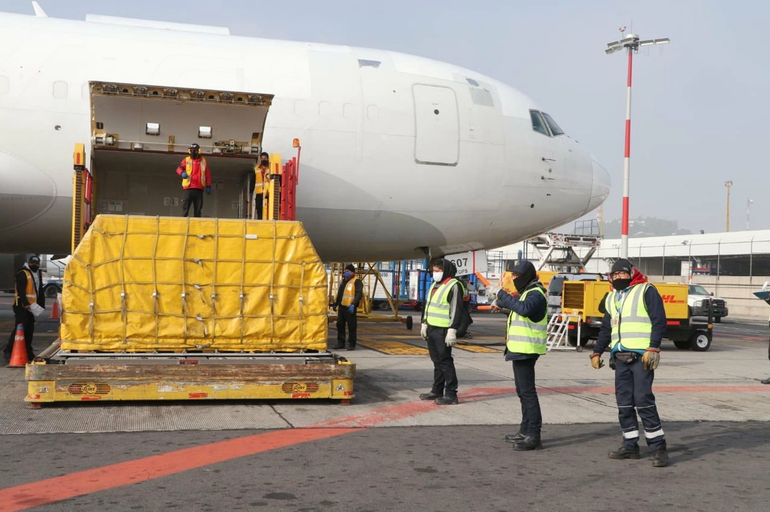 Un lote con 596 mil 700 vacunas contra el Covid-19 de Pfizer-BioNTech arribó al Aeropuerto Internacional de la Ciudad de México, el 9 de noviembre de 2021. Foto tomada del Twitter de Birmex