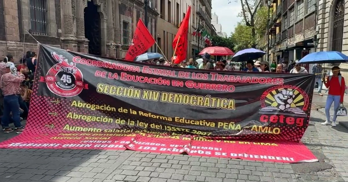 Integrantes de la Coordinadora Estatal de los Trabajadores de la Educación en Guerrero permanecen en la calle de Dónceles, en el Centro Histórico de la CDMX donde una comisión sostienen una reunión con funcionarios de la SEP. Foto 