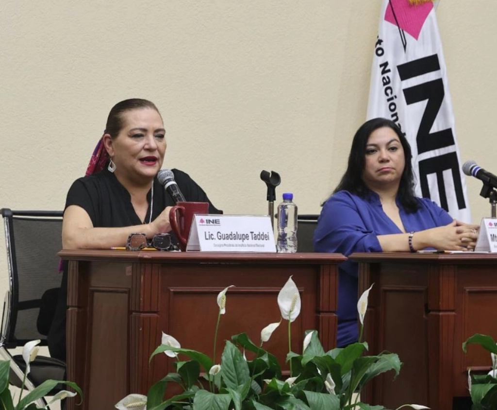 Guadalupe Taddei, consejera presidenta del INE, y Claudia Edith Suárez, desde hoy encargada del despacho de la Secretaría Ejecutiva del INE. Foto Cuartoscuro / Archivo