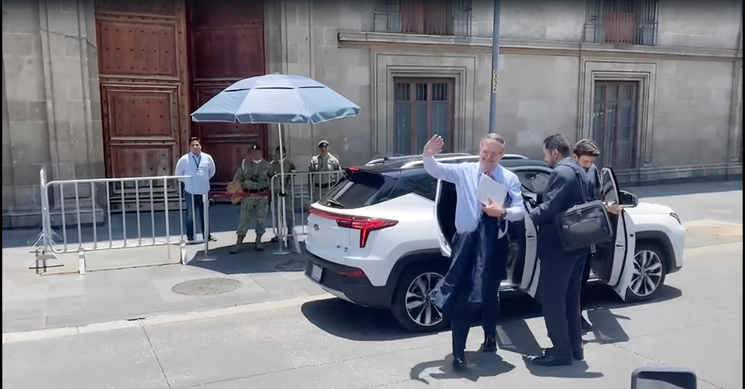 El aún canciller Marcelo Ebrard, a su llegada a Palacio Nacional para presentar su renuncia al cargo. Imagen 'La Jornada'