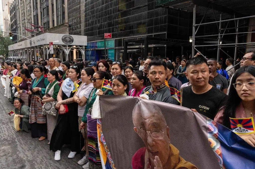Centenares de fieles, muchos vestidos con el traje típico tibetano, aguardaron bajo un calor sofocante en los alrededores del Hotel Park Hyatt, cerca de Central Park. Foto Afp