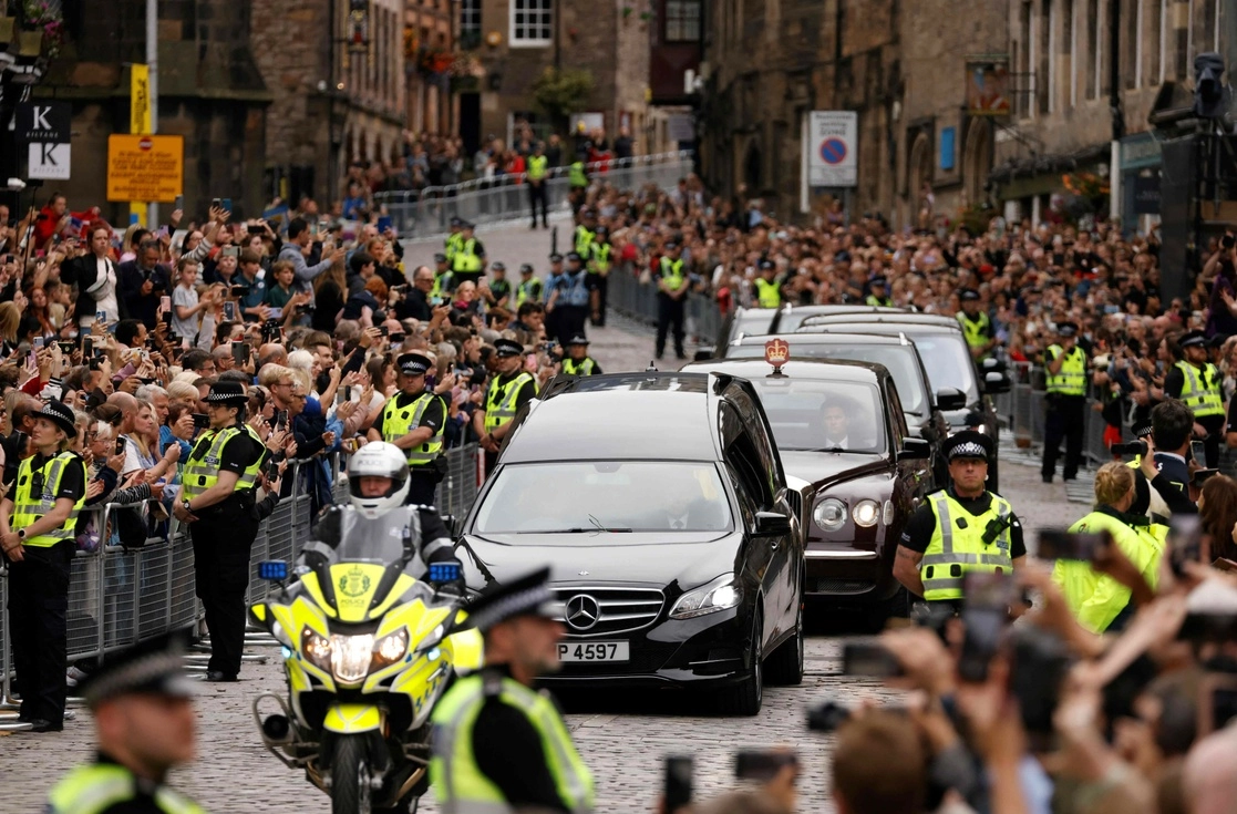 Cortejo fúnebre de la reina Isabel II, envuelto en el estandarte real de Escocia, se dirige hacia el Palacio de Holyroodhouse, en Edimburgo, el 11 de septiembre de 2022. Foto Afp