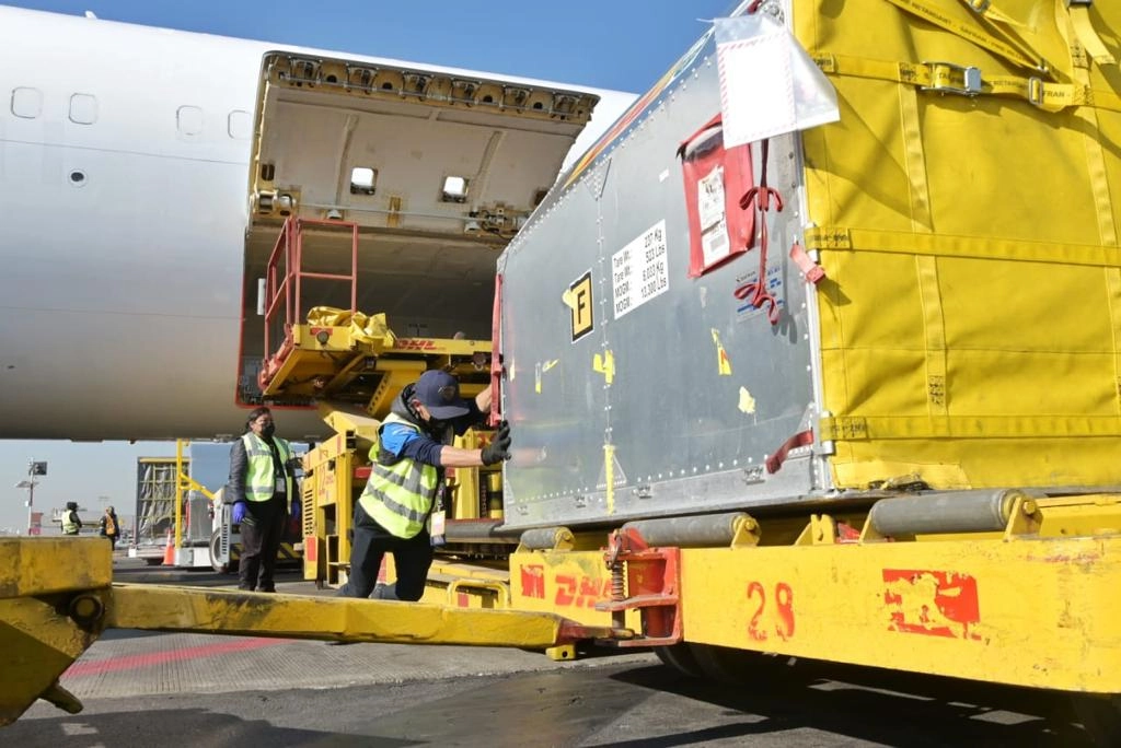 Esta mañana arribó un lote con 592 mil 20 vacunas contra el Covid-19 de Pfizer al Aeropuerto Internacional de la Ciudad de México. Foto cortesía Secretaría de Salud 