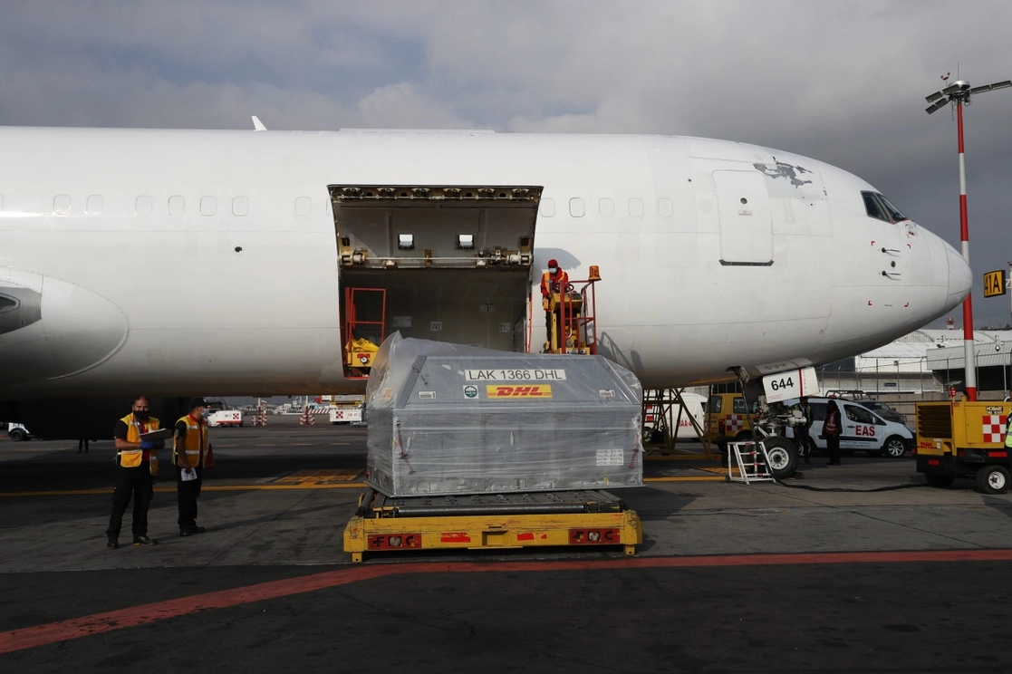 Arribo al Aeropuerto Internacional de la Ciudad de México del vuelo CVG MEX 952, procedente de Cincinnati, Estados Unidos, con las vacunas de Pfizer, el 17 de agosto de 2021. Foto Yazmín Ortega Cortés