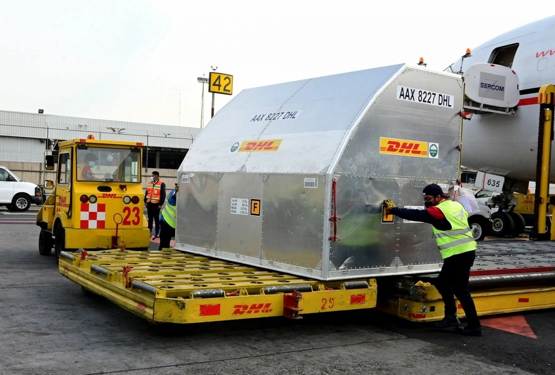 Esta mañana arribó un nuevo cargamento de 290 mil 160 vacunas envasadas contra el Covid-19 de la farmacéutica Pfizer-BioNTech al Aeropuerto Internacional de la Ciudad de México. Foto Cuartoscuro
