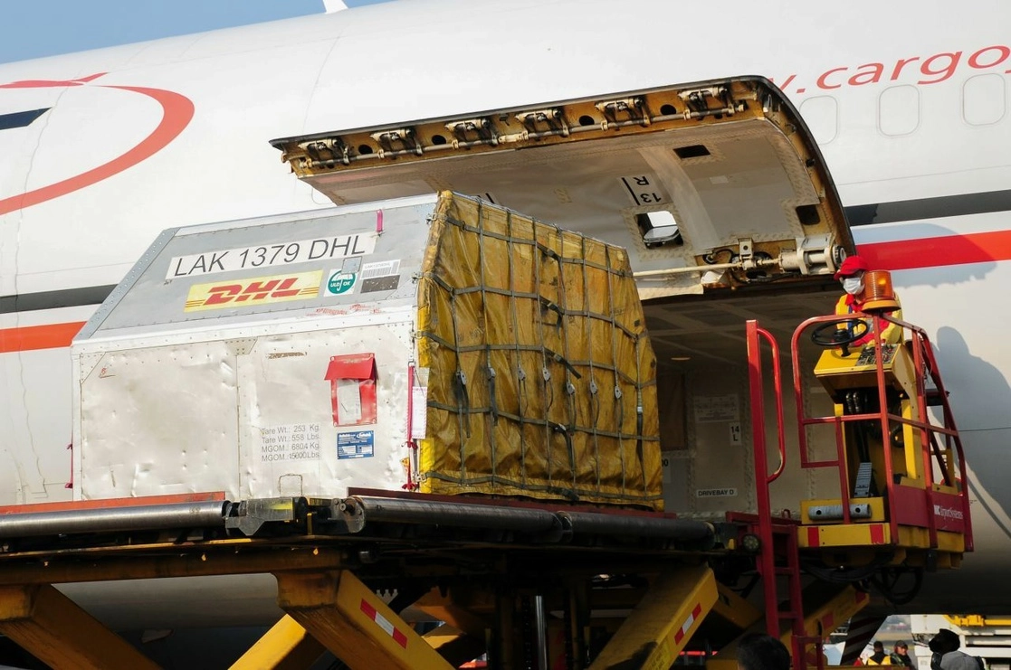 Un total de 487 mil 500 dosis de la vacuna contra el Covid-19 de Pfizer arribó al Aeropuerto Internacional de la Ciudad de México, el 28 de abril de 2021. Foto Cuartoscuro