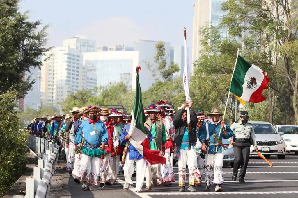 La caravana Wixárica, a su paso por Santa Fe, en la caminata hacia  la Ciudad de México, el 26 de mayo de 2022. Foto Roberto García Ortiz