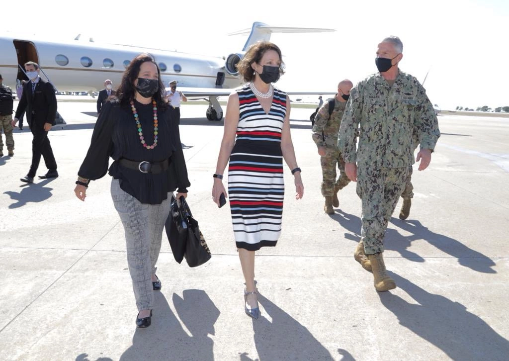 Craig Faller, jefe del Comando Sur (derecha), al llegar al país sudamericano. Foto @Southcom
  