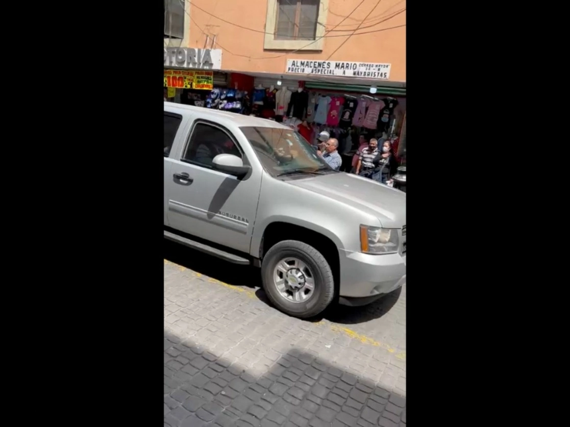 El enviado para el cambio climático del gobierno de Estados Unidos ingresó en una camioneta suburban gris al inmueble histórico por la puerta al estacionamiento ubicado en la calle de Correo Mayor, el 31 de marzo de 2022. Foto La Jornada 