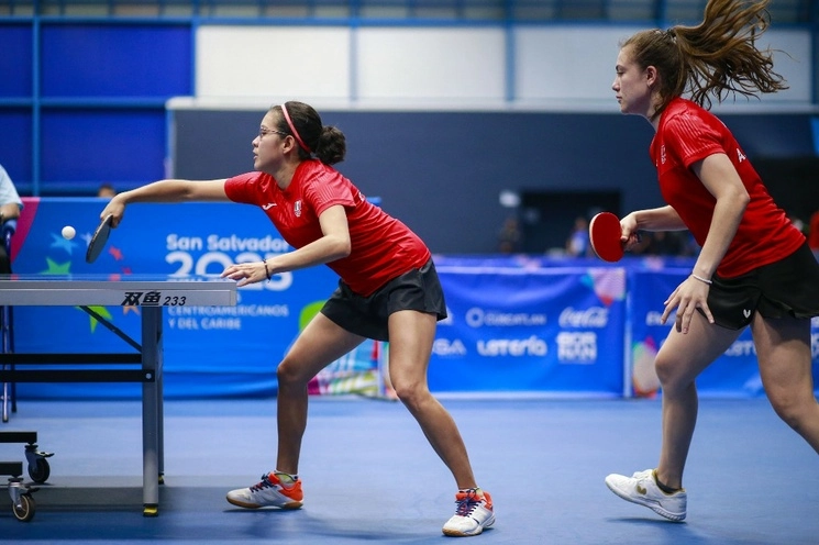 Clio Bárcenas (izquierda) y Arantxa Cossío, las encargadas de iniciar la ruta triunfal. Foto Conade