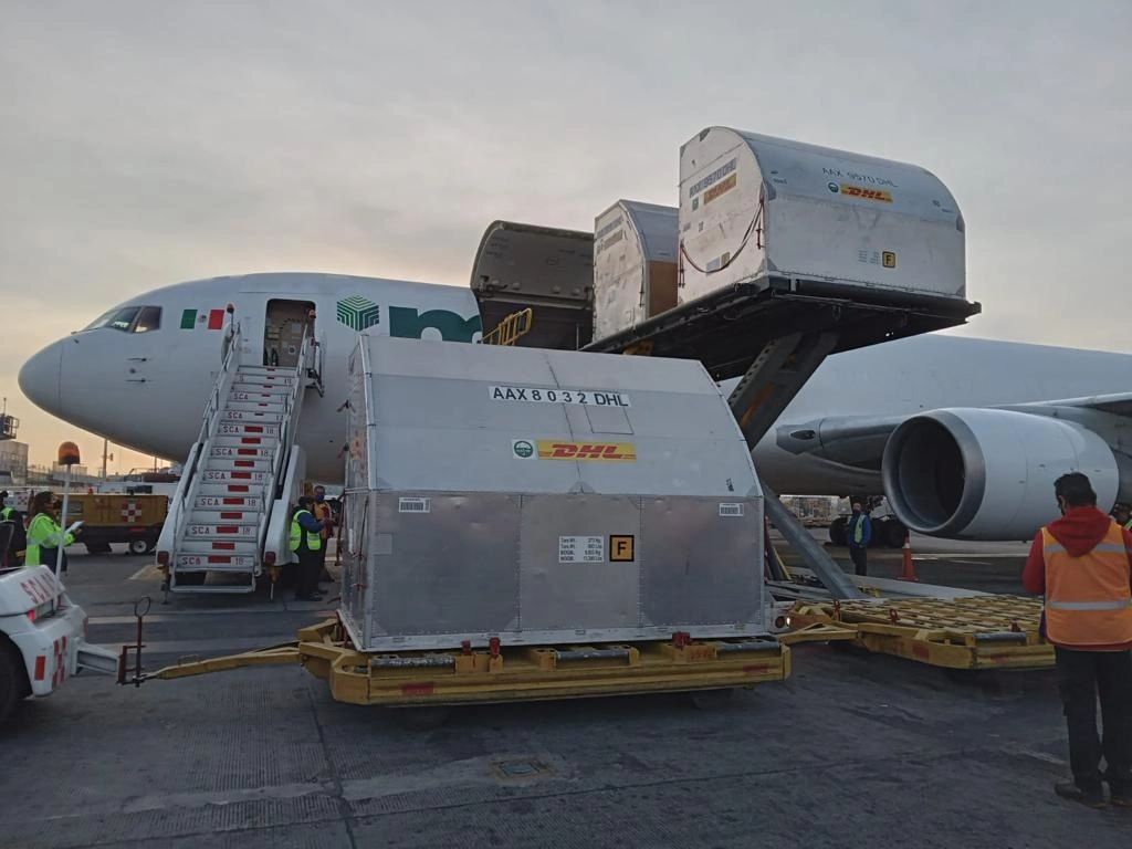 Un embarque con un millón 200 mil vacunas contra el covid-19 arriban al Aeropuerto Internacional de la Ciudad de México, el 24 de junio de 2022. Foto cortesía Secretaría de Salud