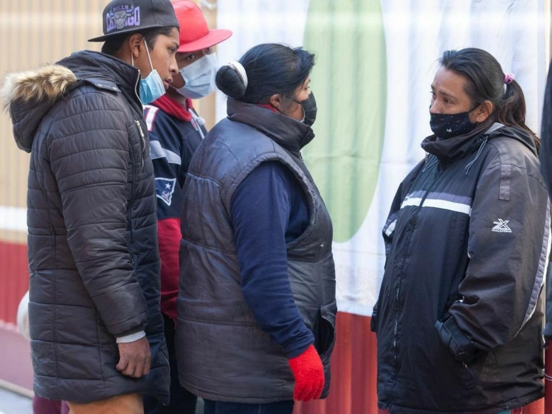 Familiares de un paciente con Covid-19 reciben noticias sobre su estado de salud afuera del área de Urgencias Respiratorias Covid del Hospital General de México, en la capital del país, el 4 de enero de 2020. Foto Pablo Ramos