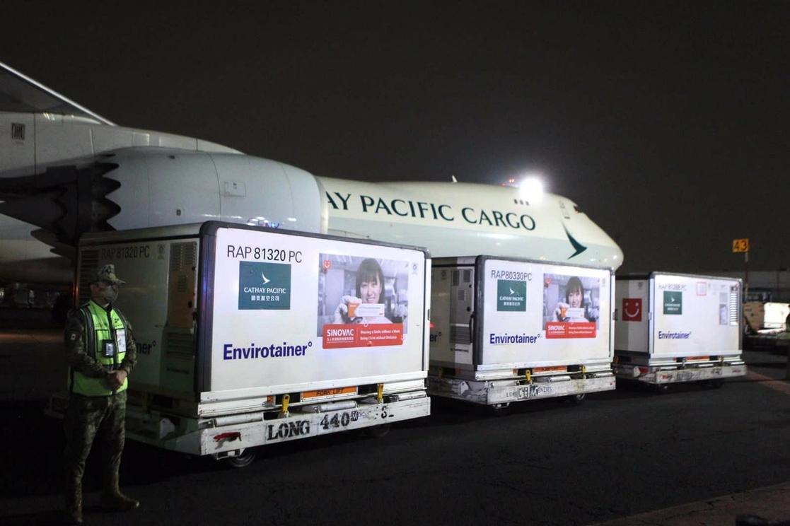 A las 23:52 de anoche llegó al AICM un cargamento con medio millón de dosis de la vacuna anti-Covid de la farmacéutica Sinovac. Foto tomada del Twitter @SRE_mx  