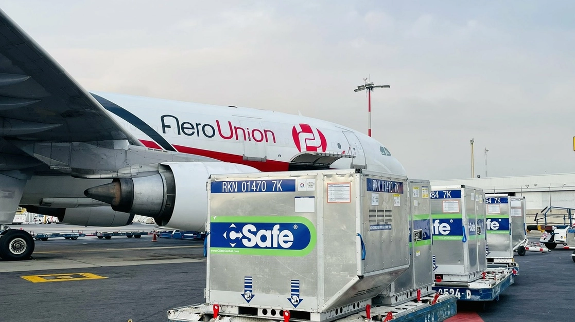 Un lote con dos millones 592 vacunas de AztraZeneca llegó al Aeropuerto Internacional de la Ciudad de México, el 22 de noviembre de 2021. Foto tomada del Twitter de @Birmex