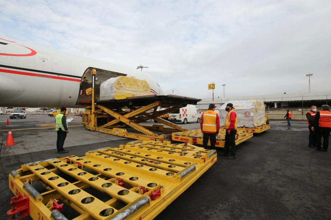 El embarque de Pfizer recibido esta mañana en el Aeropuerto Internacional de la Ciudad de México. Foto tomada del Twitter de @Birmex