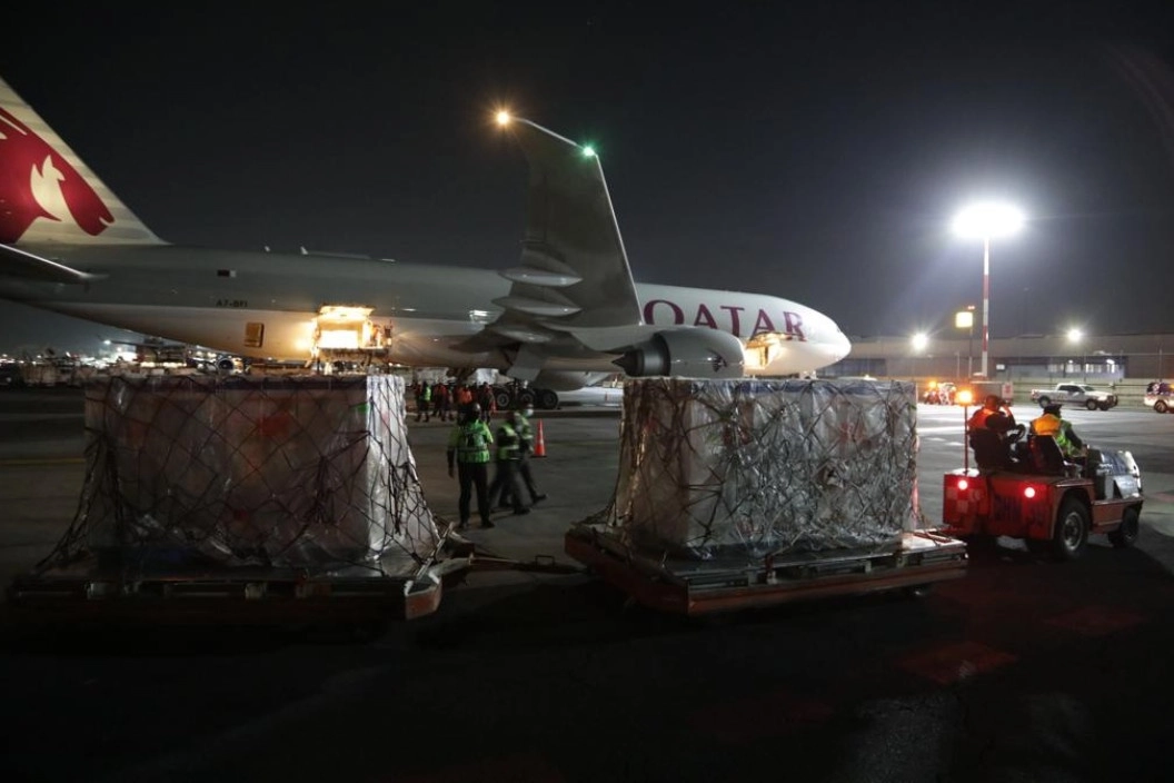Un avión con un millón 160 mil vacunas de AstraZeneca, producidas por el Instituto Sérum de la India, llegó esta madrugada a la Ciudad de México. Foto tomada del Twitter de @Birmex
