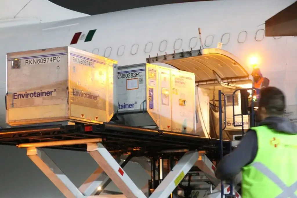 Durante la madrugada, un lote con un millón 90 mil 900 vacunas contra el Covid-19 de AstraZeneca arribó al Aeropuerto Internacional de la Ciudad de México. Foto tomada del Twitter de @Birmex
