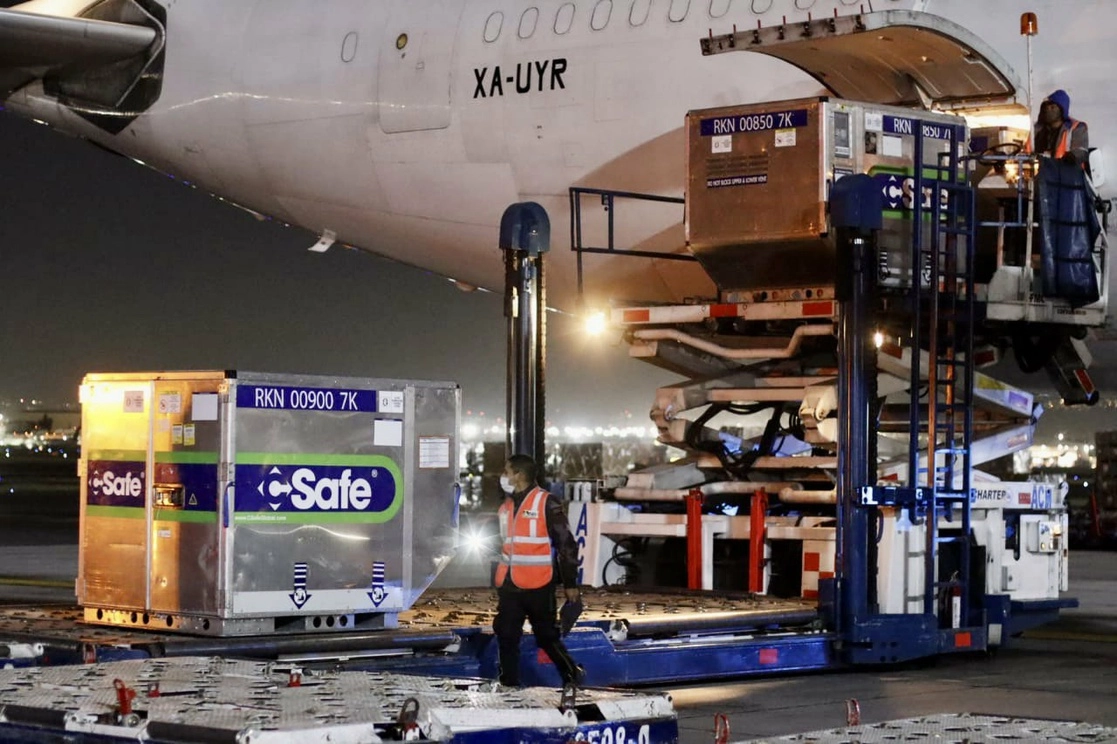 Un lote con dos millones 354 mil 620 vacunas de AstraZeneca llegó hoy al Aeropuerto Internacional de la Ciudad de México. Foto tomada del Twitter de @Birmex