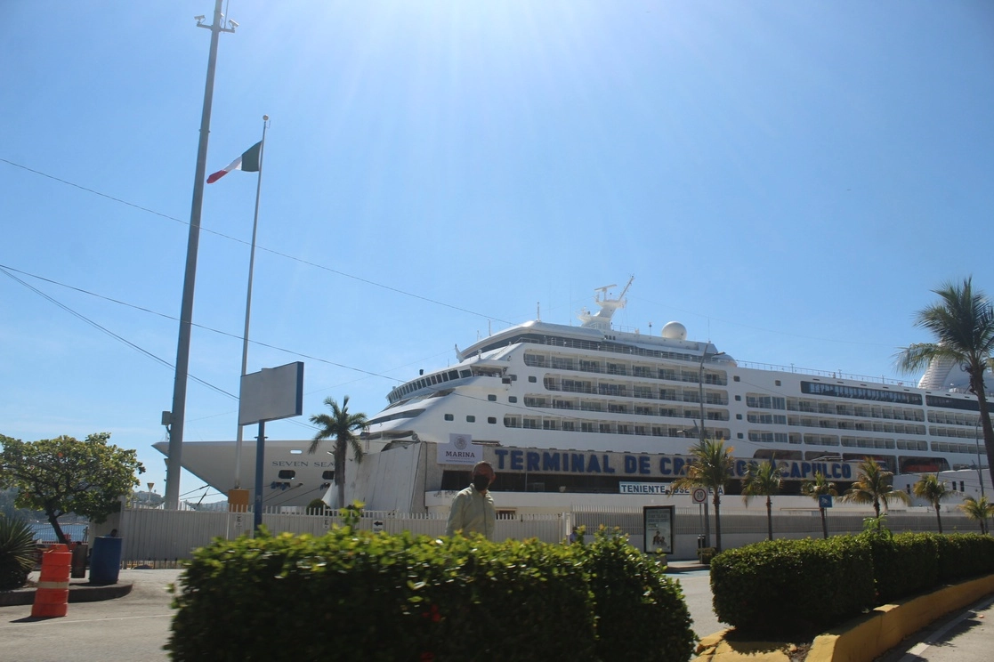 El MS Seven Seas Mariner ancló en la terminal marítima de Acapulco, con 700 pasajeros y 445 tripulantes, procedente de Los Cabos, el 11 de enero de 2022. Foto Héctor Briseño