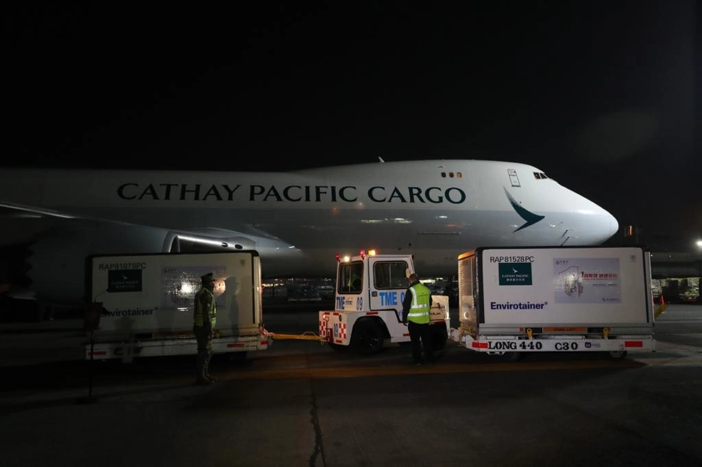 La madrugada de este sábado llegó al AICM el primer embarque de vacunas contra Covid-19 de la farmacéutica China CanSino Biologics, con 65 mil dosis “envasadas para uso inmediato”. Foto Yazmín Ortega Cortés