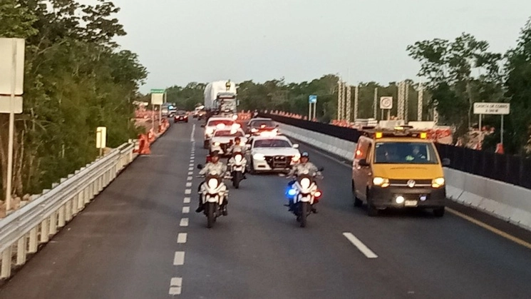 El primero de los cuatro vagones iniciales del Tren Maya llegó a Cancún y se espera que mañana domingo lleguen los tres restantes para iniciar los trabajos de ensamblaje y posteriormente las primeras pruebas estáticas. Foto ‘La Jornada’