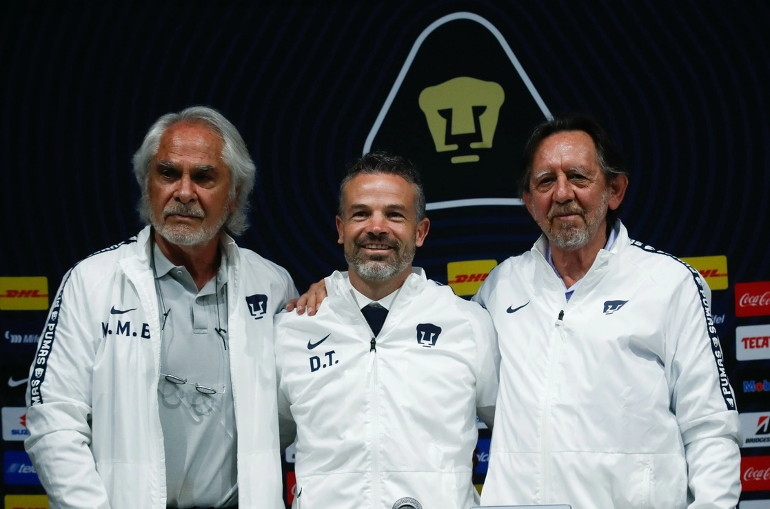 Presentación del nuevo director técnico de Pumas, Rafael Puente del Río, acompañado del presidente del club, Leopoldo Silva, y del director deportivo, Miguel Mejía Barón, en la Ciudad de México, el 28 de octubre de 2022. Foto Víctor Camacho