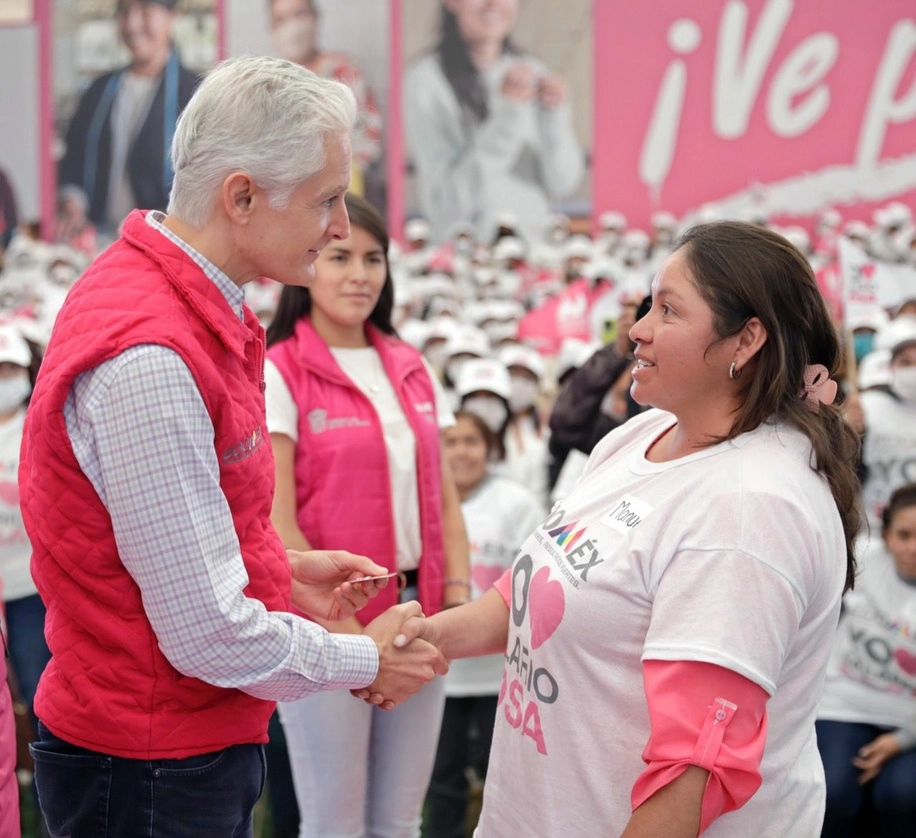 El gobernador Alfredo del Mazo en la entrega de cuatro mil 600 tarjetas a igual número de mujeres de los municipios de Naucalpan, Isidro Fabela, Jilotzingo y Huixquilucan. Foto La Jornada