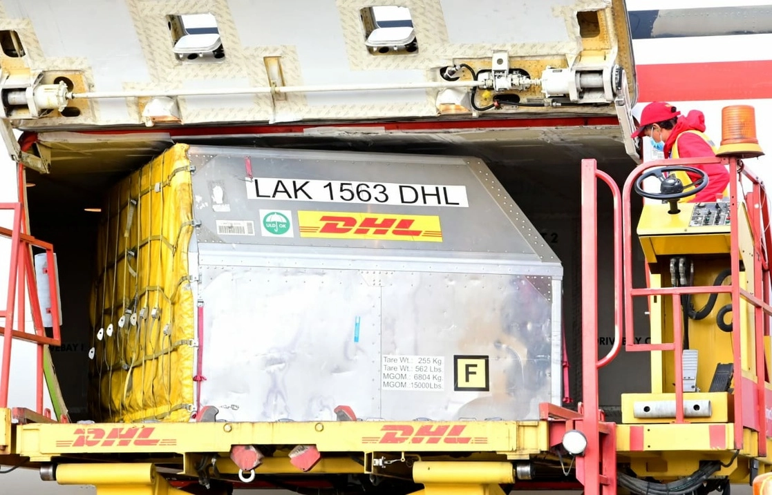La mañana de hoy arribó un embarque con 585 mil vacunas al Aeropuerto Internacional de la Ciudad de México (AICM) el segundo cargamento de la semana de vacunas envasadas contra el Covid-19 de la farmacéutica Pfizer-BioNTech. Foto tomada del Twitter de @SSalud_mx