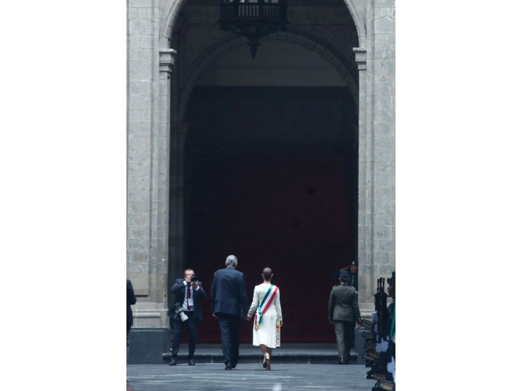 La presidenta de México, Claudia Sheinbaum, junto con su esposo, ingresa por la puerta de Honor de Palacio Nacional, en la Ciudad de México, el 1 de octubre de 2024. Foto Cristina Rodríguez
