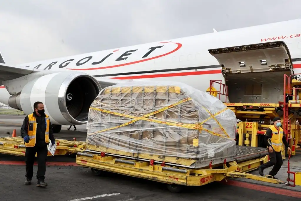 También llegaron 585 mil dosis de la vacuna contra el Covid-19 de Pfizer-BioNTech al Aeropuerto Internacional de la Ciudad de México, el 3 de junio de 2021. Foto Roberto García Ortiz