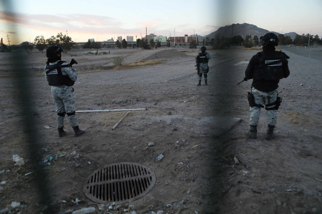 Agentes de la Guardia Nacional patrullan la frontera desde Ciudad Juárez, Chihuahua, el 4 de febrero de 2025. Foto Afp