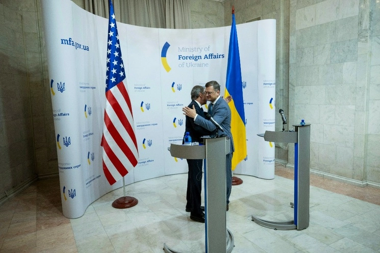 El secretario estadunidense de Estado, Antony Blinken junto al Ministro de Relaciones Exteriores de Ucrania, Dmytro Kuleba. Foto Ap 