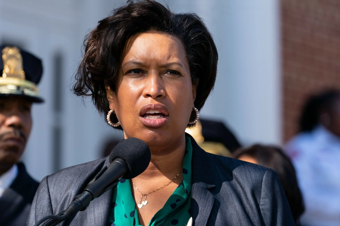 Muriel Bowser, alcaldesa de Washington solicitó al presidente Joe Biden que la Guardia Nacional atienda la llegada de miles de migrantes a la capital de EU. Foto Ap 