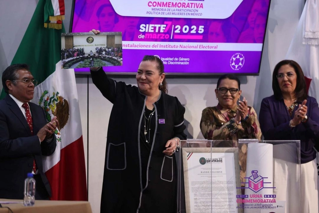 Guadalupe Taddei, presidenta del INE; Rosa Icela Rodríguez, secretaria de Gobernación, y Claudia Zavala, consejera del instituto electoral, en una ceremonia alusiva al 8M. Foto