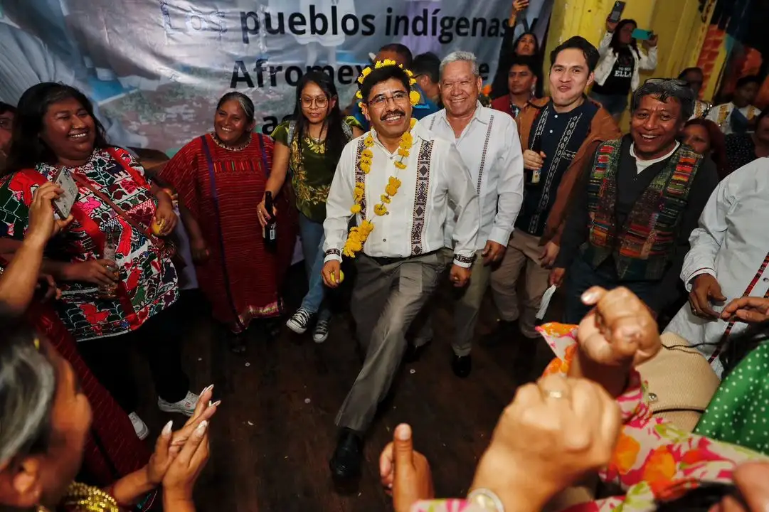 El ministro Hugo Aguilar festeja después de haber recibido su constancia de mayoría.